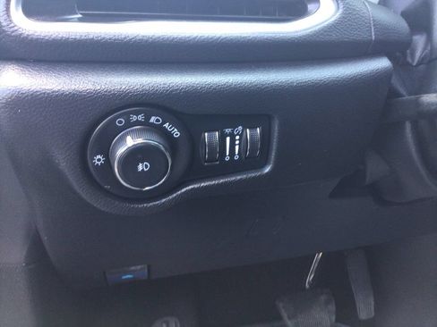 Used 2025 Chrysler Pacifica Limited FWD image 18