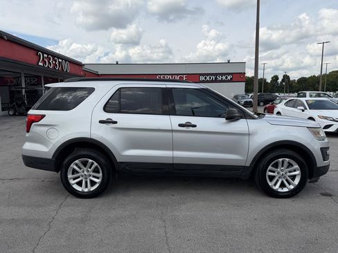 Used 2017 Ford Explorer 4WD image 2
