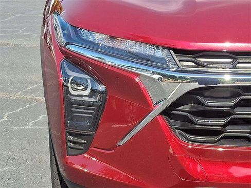 Used 2025 Chevrolet Trax LS image 9