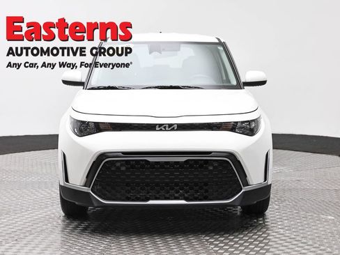 Used 2025 Kia Soul LX w/ LX Technology Package FWD image 2