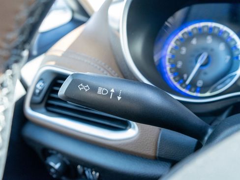 Used 2017 Chrysler Pacifica Limited w/ UConnect Theater Package image 27