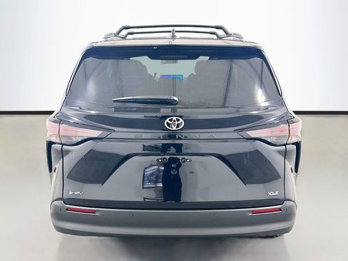 New 2026 Toyota Sienna XLE FWD image 5