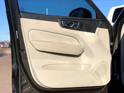 Used 2022 Volvo XC60 B5 Momentum w/ Protection Package Premier image 22