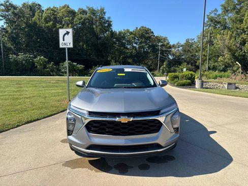 Used 2026 Chevrolet Trax LT FWD image 2