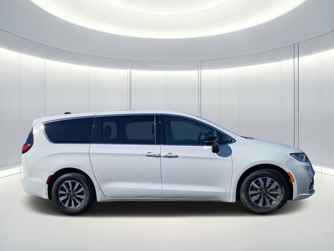 Certified 2024 Chrysler Pacifica Select image 3