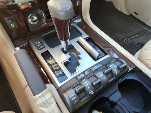 Used 2013 Lexus LX 570 4WD w/ Luxury Pkg image 39