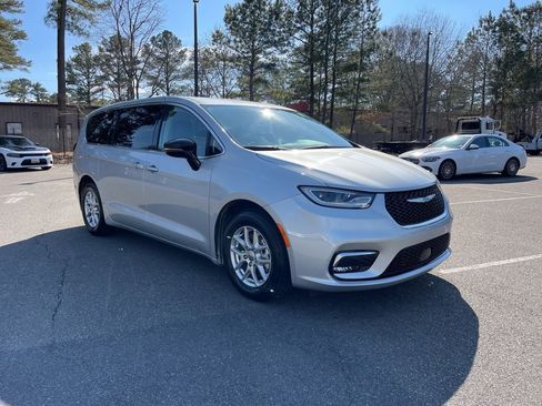 Used 2024 Chrysler Pacifica Touring-L image 6