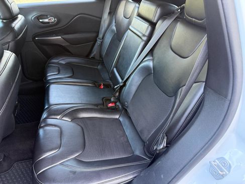 Used 2019 Jeep Cherokee Latitude Plus w/ Comfort/Convenience Group AWD/4WD image 28