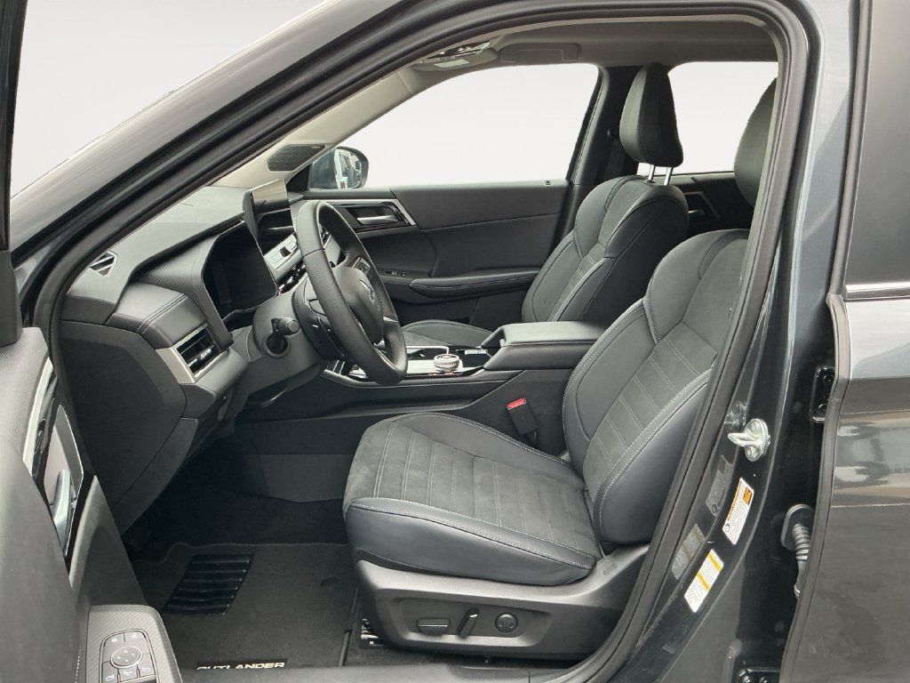 Used 2025 Mitsubishi Outlander SE FWD image 9