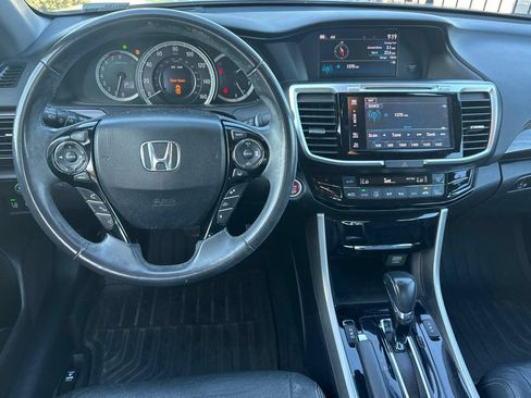 Used 2017 Honda Accord Touring image 16