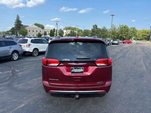 Used 2018 Chrysler Pacifica Touring-L Plus FWD image 4