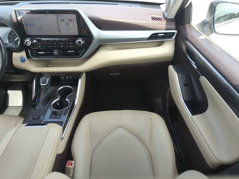 Used 2021 Toyota Highlander Platinum AWD/4WD image 16