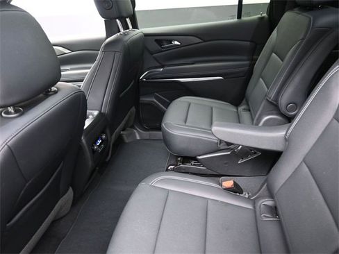 Used 2025 Chevrolet Traverse LT image 23