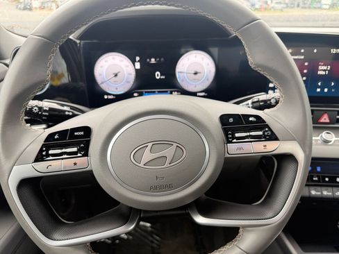 Used 2025 Hyundai Elantra SEL image 28