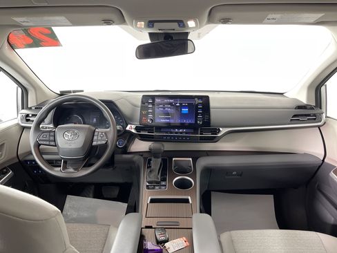 Used 2024 Toyota Sienna LE image 14