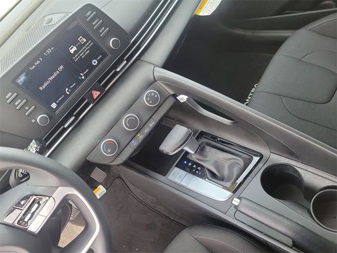 Certified 2025 Hyundai Elantra SE image 32