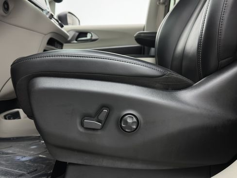 Used 2023 Chrysler Pacifica Touring-L FWD image 15