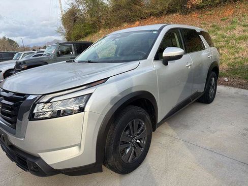 Used 2022 Nissan Pathfinder S AWD/4WD image 11