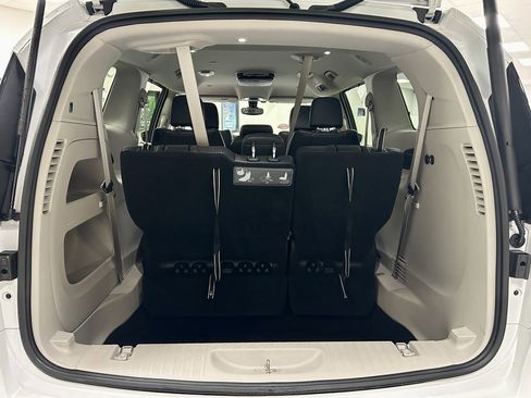 Used 2017 Chrysler Pacifica Touring-L w/ Tire & Wheel Group image 9