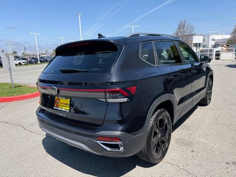 New 2026 Volkswagen Taos SE FWD image 6