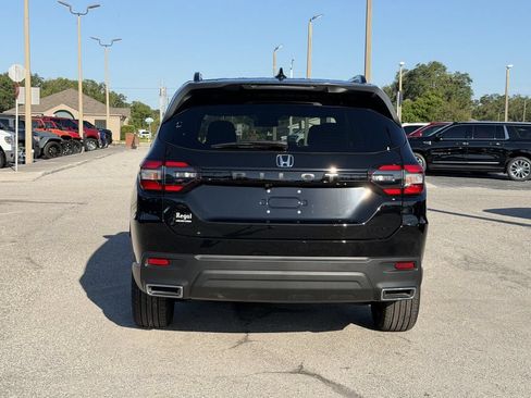 Used 2025 Honda Pilot Sport image 6