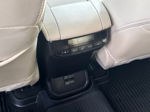 Used 2025 Toyota Highlander XLE AWD/4WD image 50