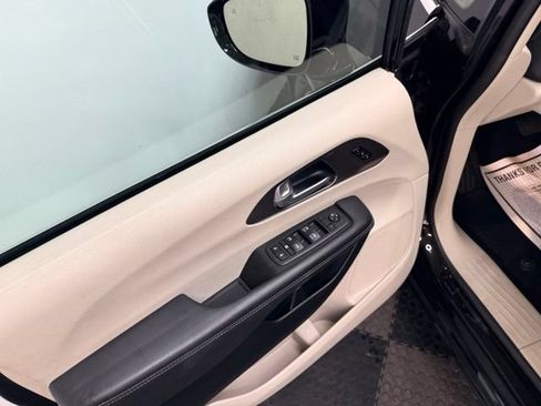Used 2024 Chrysler Pacifica Touring-L FWD image 19