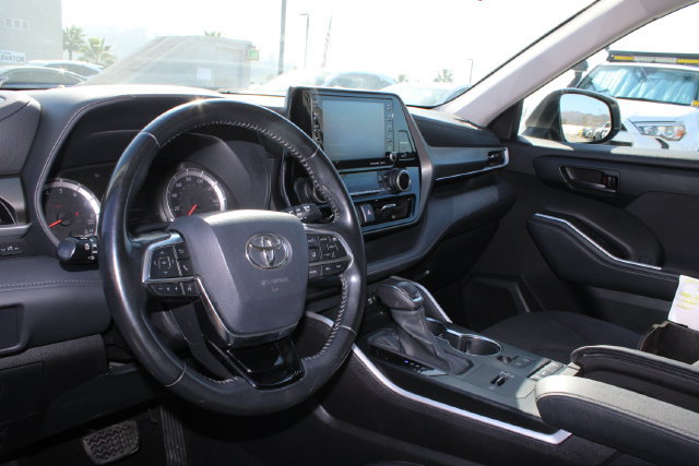 Used 2021 Toyota Highlander LE FWD image 11