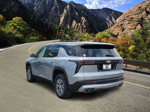 Used 2024 Chevrolet Traverse LT FWD image 4