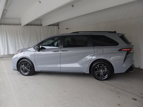 Used 2025 Toyota Sienna XSE w/ XSE Plus Package AWD/4WD image 25
