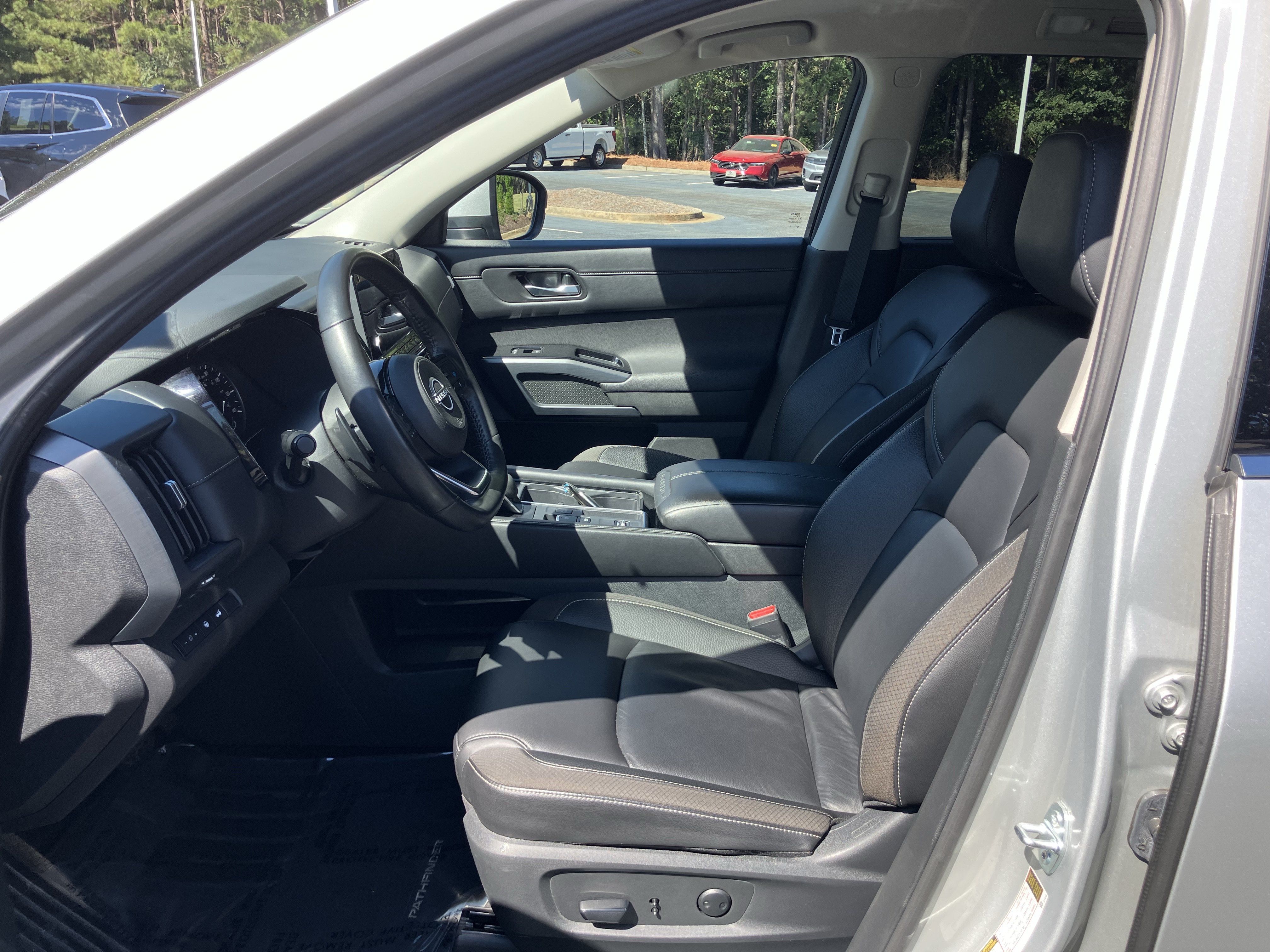 Used 2025 Nissan Pathfinder SL FWD image 16