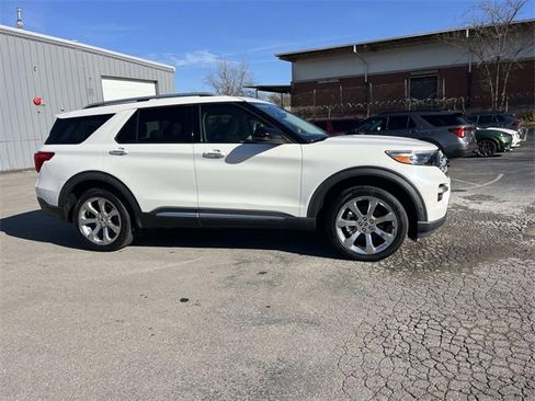 Used 2020 Ford Explorer Platinum w/ Premium Technology Package image 2