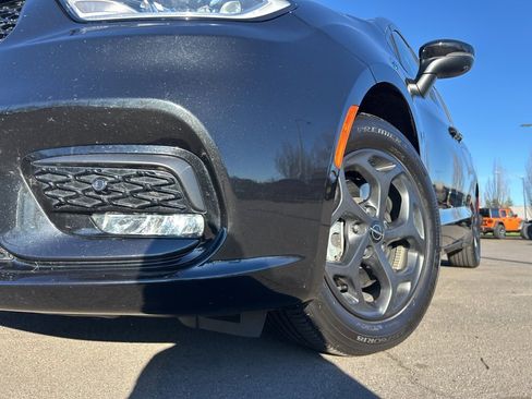 Certified 2023 Chrysler Pacifica Touring-L w/ Uconnect Theater Family Group image 2