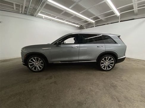 Used 2026 Cadillac Vistiq Premium Luxury image 3