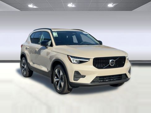 New 2026 Volvo XC40 B5 Core w/ Climate Package image 7