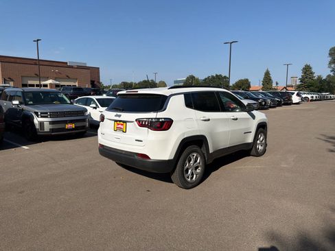 Used 2024 Jeep Compass Latitude AWD/4WD image 2