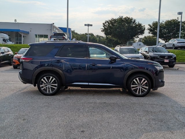 Used 2022 Nissan Pathfinder Platinum w/ Cargo Package AWD/4WD image 2