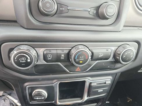 Used 2018 Jeep Wrangler Unlimited Sport image 32