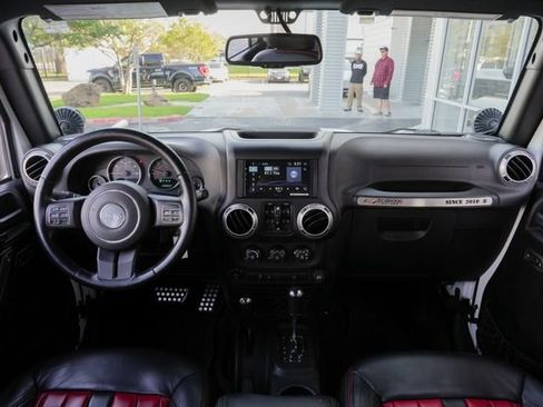 Used 2016 Jeep Wrangler Unlimited Rubicon w/ Connectivity Group AWD/4WD image 43