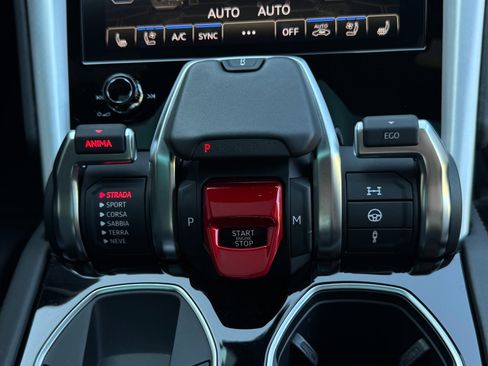 Used 2021 Lamborghini Urus image 23