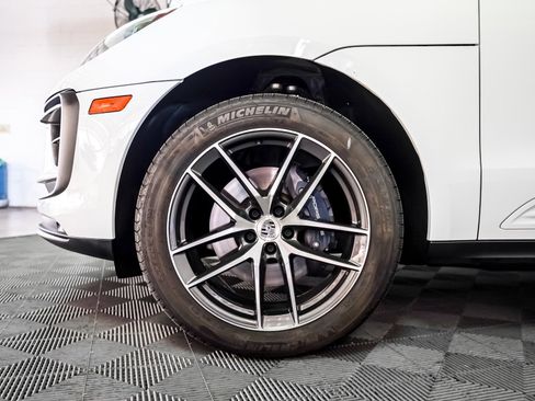 Certified 2025 Porsche Macan image 14