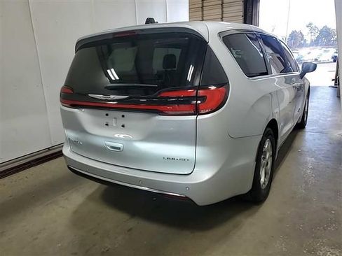 Used 2024 Chrysler Pacifica Limited FWD image 9
