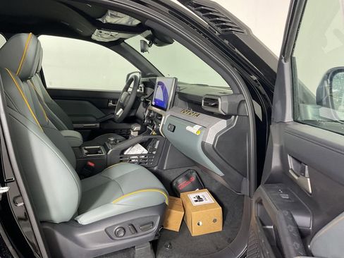 Used 2025 Toyota Tacoma Trailhunter image 17