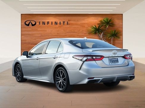 Used 2023 Toyota Camry SE image 5
