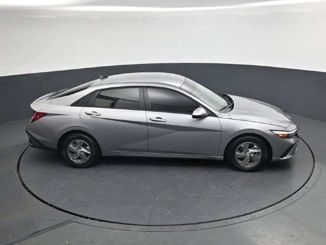Used 2025 Hyundai Elantra SE FWD image 24