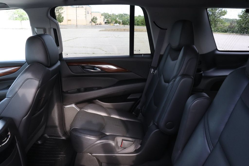 Used 2017 Cadillac Escalade Luxury AWD/4WD image 16