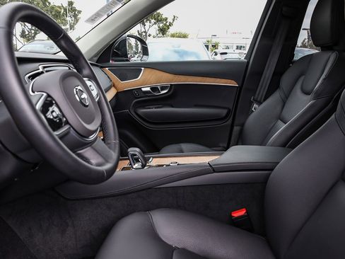 Used 2025 Volvo XC90 B6 Plus image 17