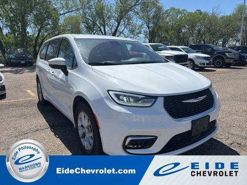 Used 2023 Chrysler Pacifica Touring-L w/ Uconnect Theater Family Group AWD/4WD image 1