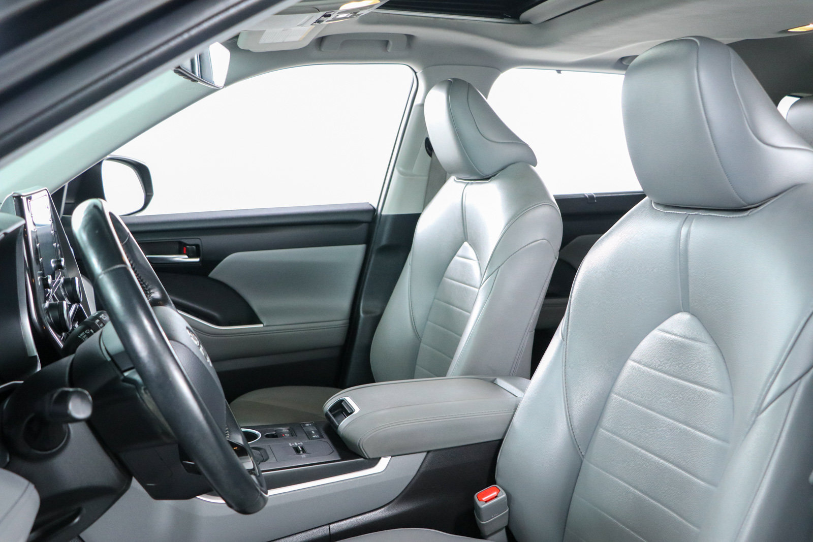Used 2021 Toyota Highlander XLE FWD image 25