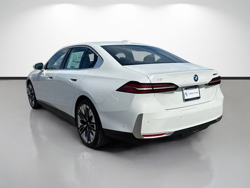 New 2026 BMW i5 eDrive40 image 5